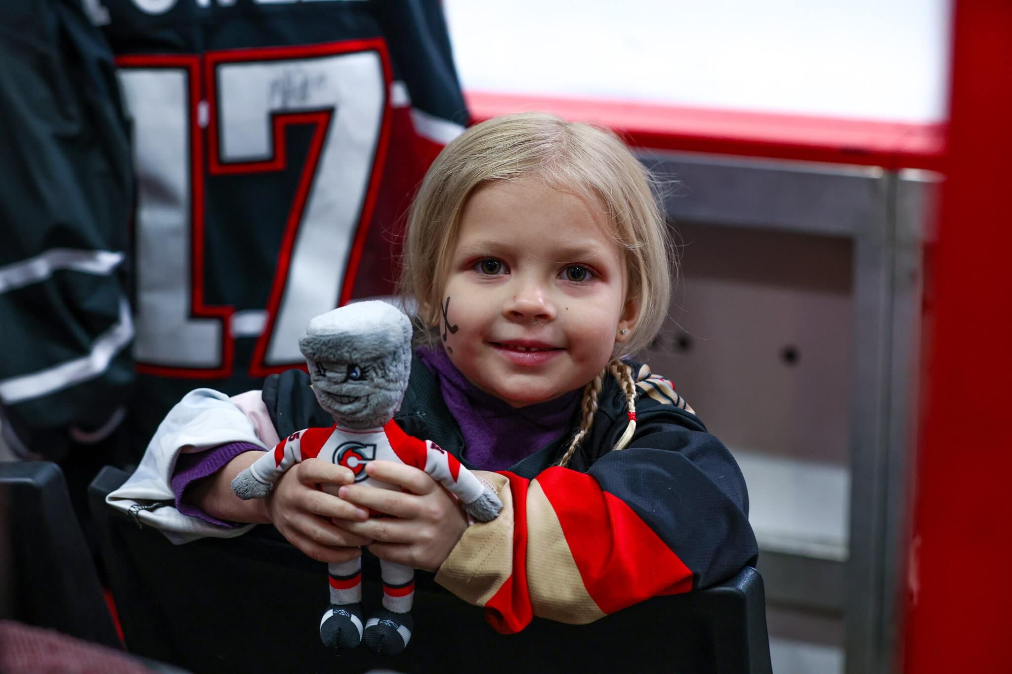 young girl at Cincinnati Cyclones hockey game